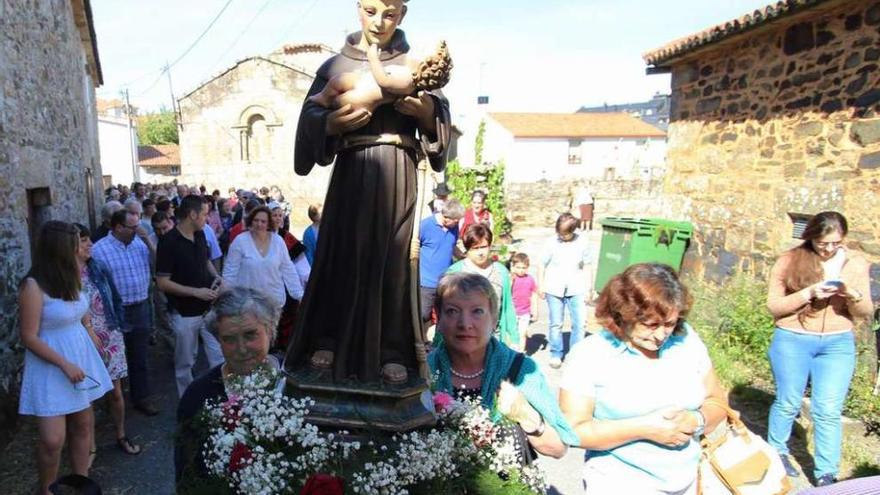 Procesión de San Antonio en Lalín de Arriba, con la iglesia al fondo, en junio de 2014. // Bernabé/Gutier