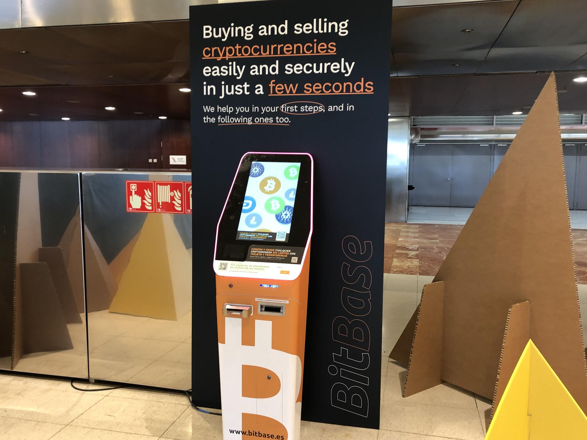 El aeropuerto de Ibiza, uno de los primeros en tener un cajero de  criptomonedas