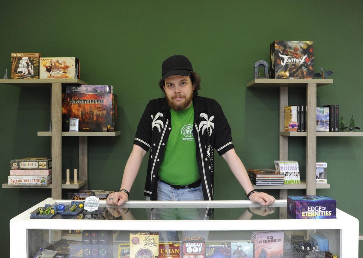 David Bibián posa en uno de los mostradores de la nueva tienda Dezamerón de Silleda. | BERNABÉ/JAVIER LALÍN