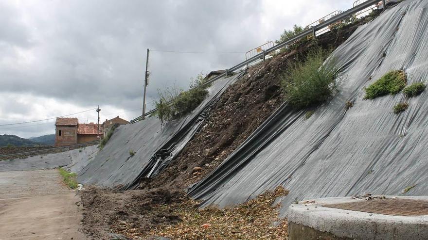 La zona argayada en el aparcamiento de El Charcón en Grado.