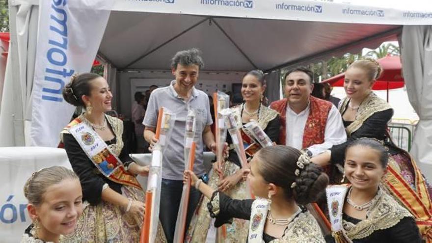 Las Reinas y Damas de las fiestas, junto al presidente de la Gestora de Festejos Populares, Fernando Jaén, hacen entrega de seis cohetes ofrenda para la Nit de l&#039;Albà al delegado de INFORMACIÓN, Manuel Alarcón.