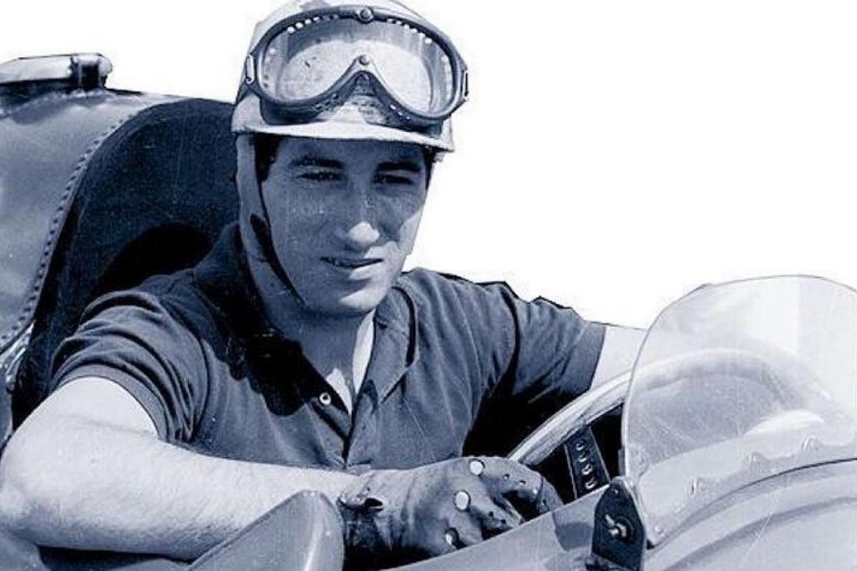 La actriz mexicana Linda Christian da a Alfonso de Portago el llamado «beso de la muerte» antes de la salida de las Mille Miglia, carrera en la que el piloto perdió la vida.