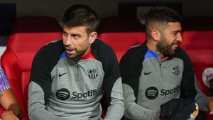 Piqué y Jordi Alba en el banquillo del FC Barcelona, una imagen habitual esta temporada