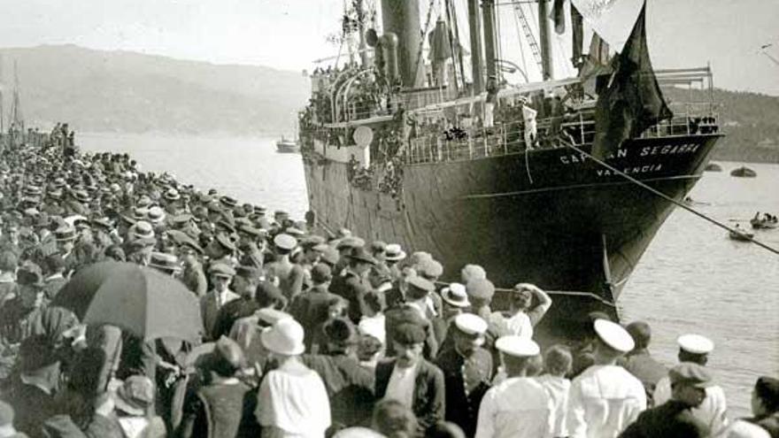 Una multitud despide a un barco de emigrantes rumbo a América en el puerto de Vigo en 1925.