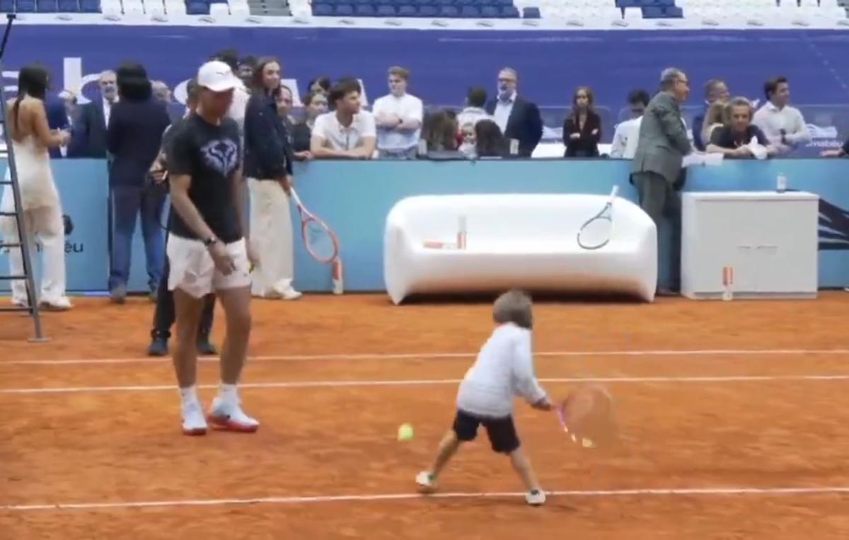 Nadal se divierte en el Bernabéu jugando al tenis con su hijo mayor
