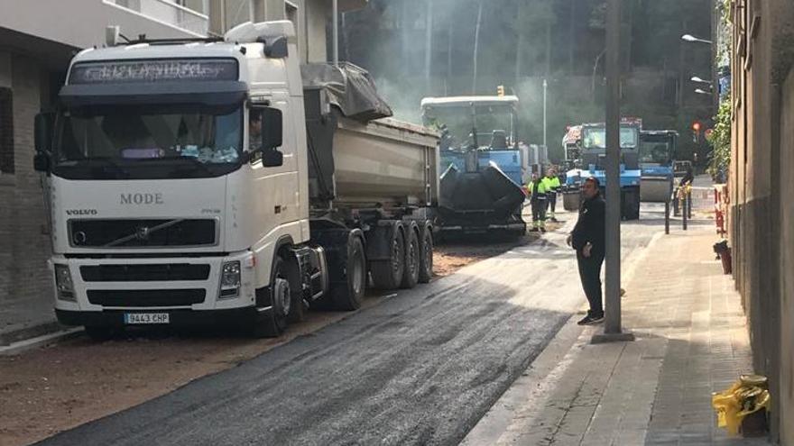 Les obres d&#039;asfaltatge del carrer Damas Calvet.