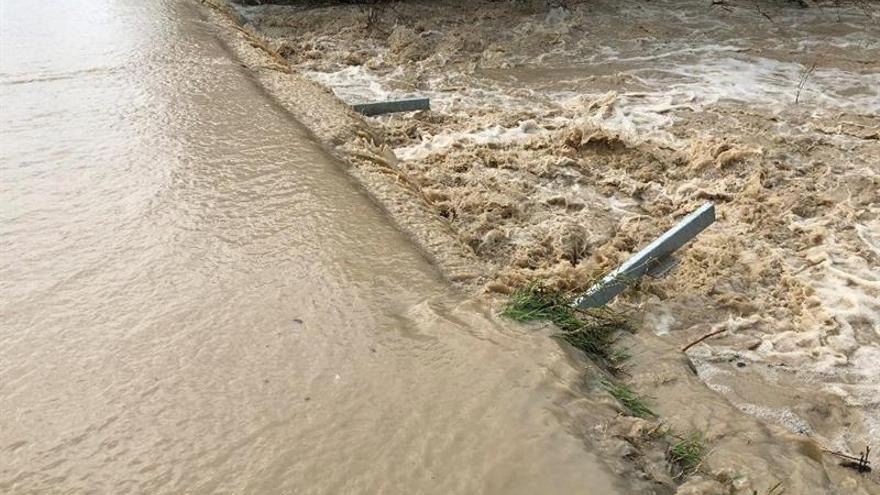 Buscan a un guardia civil y a un motorista arrastrados por el agua en Sevilla y Jaén