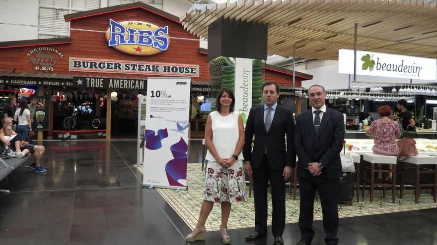 María José Cuenda, José Manuel Fernández Bosch y José Antonio Álvarez, ayer ante la nueva superficie comercial del aeropuerto.