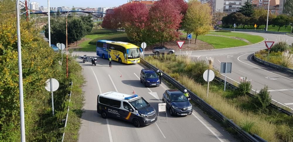 La policía vigila las salidas de las ciudades asturianas cerradas