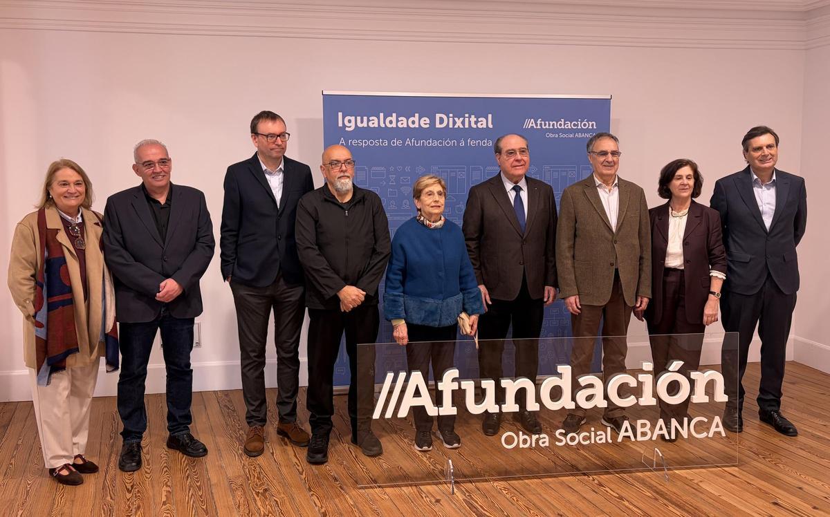 Miguel Ángel Escotet (centro) rodeado por Teresa Frades y Augusto Bruyel, entre otros, durante la presentación de 'Igualdade Dixital' este martes.