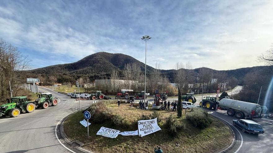 Els pagesos bloquegen la rotonda d'accés als túnels de Bracons per denunciar que la variant d'Olot "trinxa el territori"