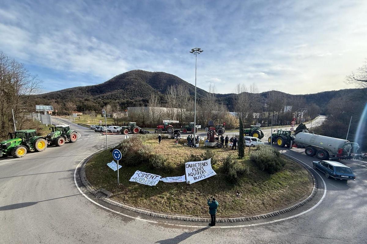 La rotonda d'accés a Bracons tallada amb tractors.