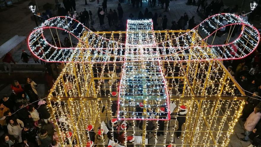 Encendido de la iluminación navideña el pasado año en la Plaza Mayor de Toro. | LOZ