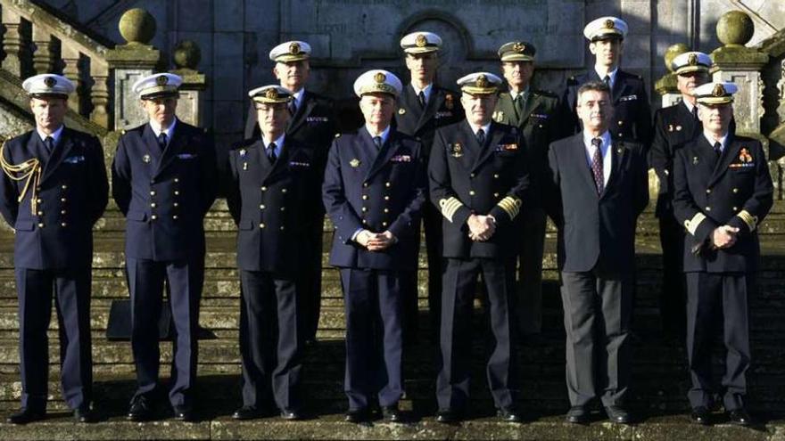 La delegación francesa posa con los responsables de la Escuela Naval Militar de Marín. // S.A.