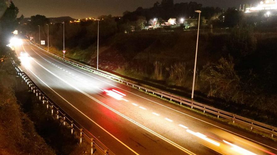Un tramo de la variante a su paso por Avilés con farolas apagadas. | M. V.