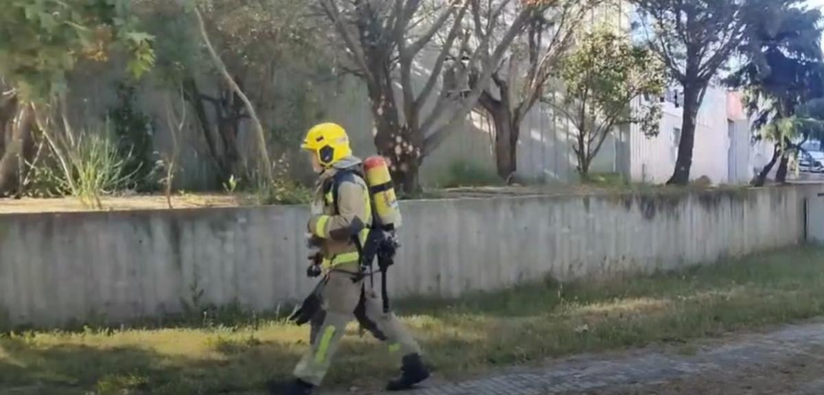 Un bombero del equipo que ha sofocado el fuego tras el incidente químico en la empresa Aqualimp de Manresa.