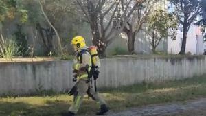 Un bombero del equipo que ha sofocado el fuego tras el incidente químico en la empresa Aqualimp de Manresa.