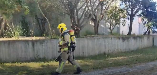 Un bombero del equipo que ha sofocado el fuego tras el incidente químico en la empresa Aqualimp de Manresa.