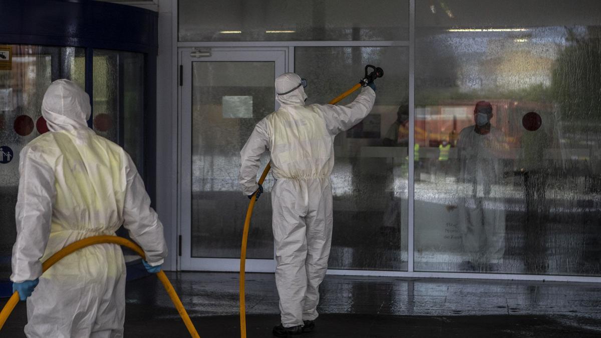 Tareas de desinfección en el Hospital Virgen de la Concha