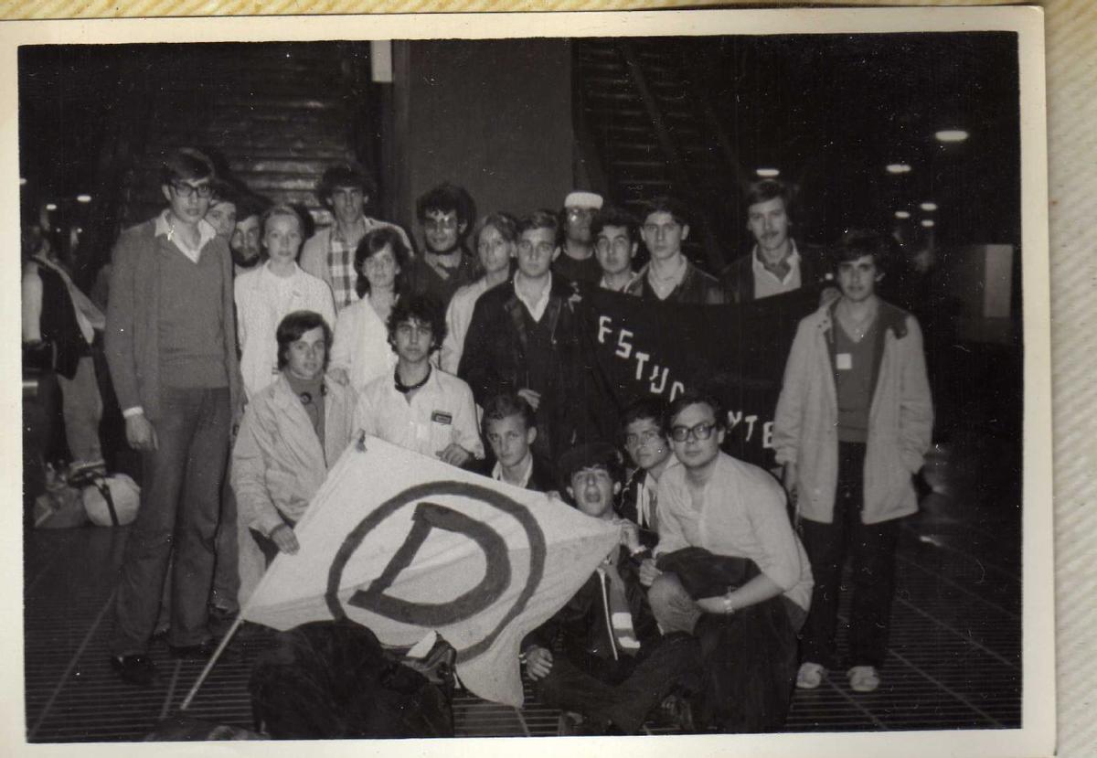 Miembros de la Demencia con su bandera.