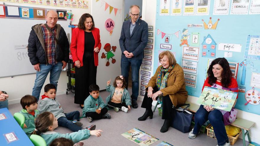 Por la izquierda, Agustín Medina, Isabel Suárez, Juan Carlos Guerrero y Mariví Monteserín, en una de las aulas con una docente y varios alumnos. | MARA VILLAMUZA