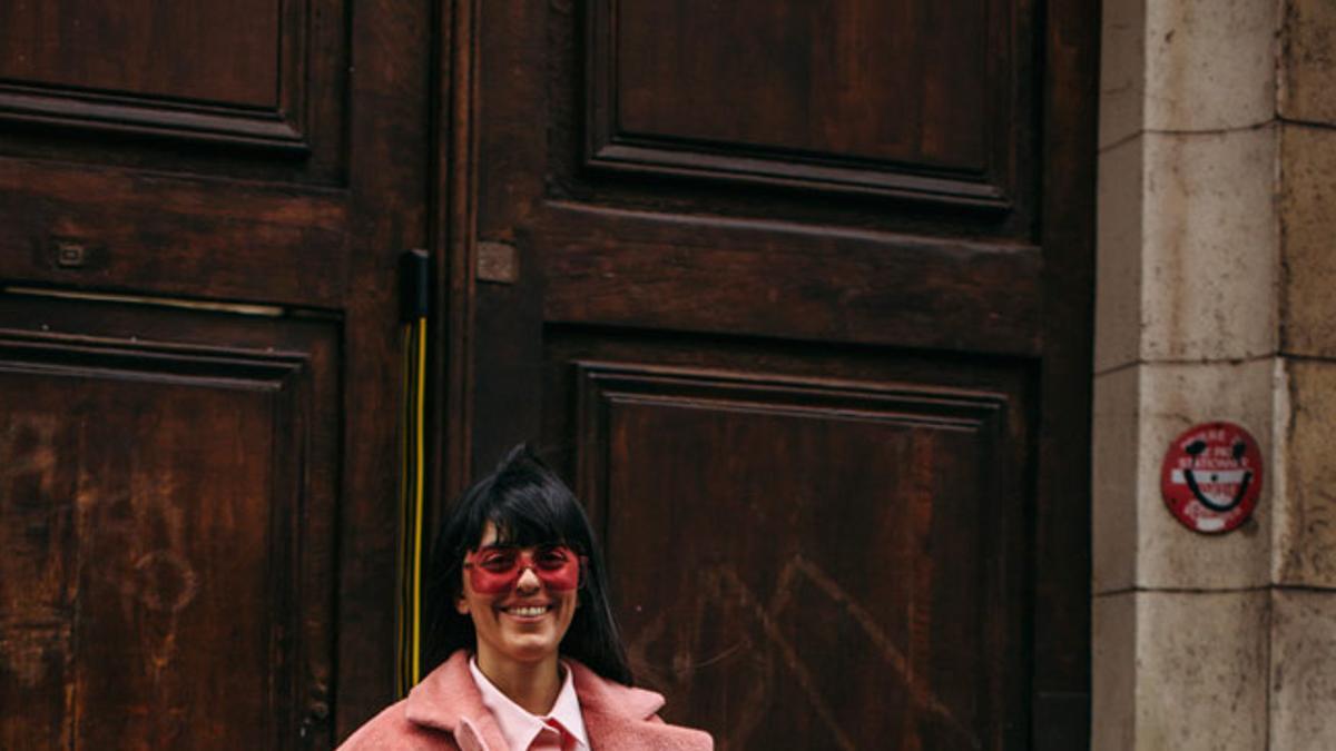 Abrigo rosa 'oversize' en el 'street style' de París