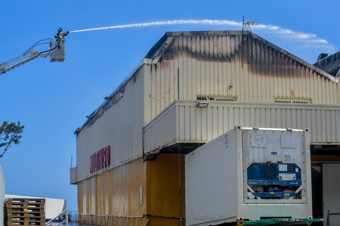 Bomberos de Las Palmas de Gran Canaria controlan el incendio de una nave multiusos en Mercalaspalmas