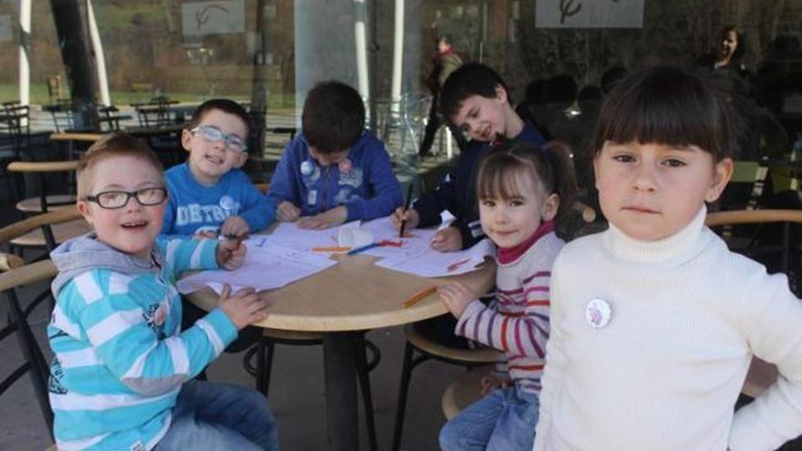 De izquierda a derecha, Robert Marín, Rubén Álvarez, Rodrigo Álvarez, Iván de la Fuente, Paloma Ruiz y Aitana García, alumnos del colegio público La Plaza, de Teverga, que bautizaron al caballo de Przewalski como &quot;Rayo&quot;.