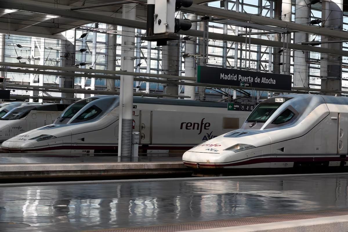 Trenes AVE de Renfe en la estación madrileña de Atocha