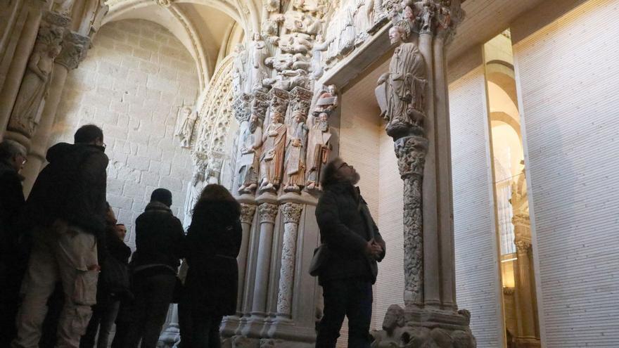 Visitantes contemplando el Pórtico de la Gloria, la gran obra del Maestro Mateo en la Catedral de Santiago, completamente restaurado / xoán álvarez