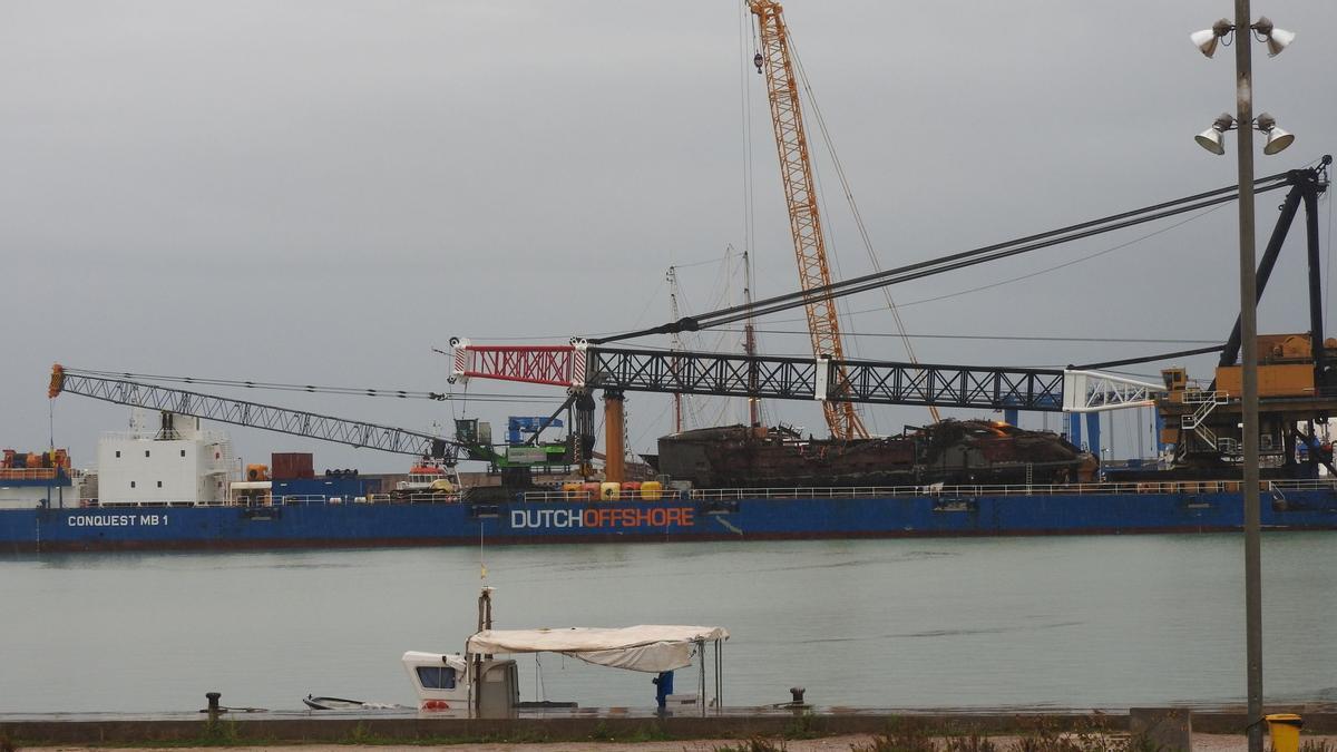 La pontona con el yate 'Aria SF' en el puerto de Vinaroz.