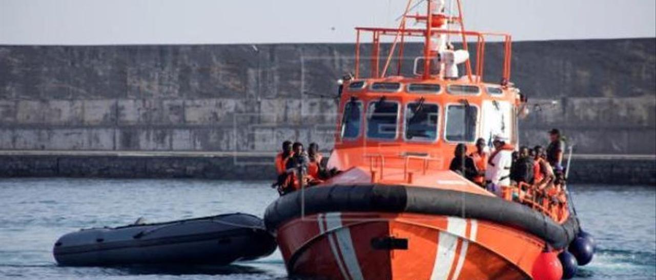 Salvamento socorre a 160 inmigrantes en 3 zódiac en Canarias