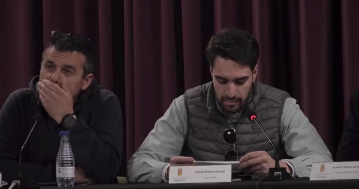 Paco Navarro, a la izquierda, reacciona a las palabras de su excompañero David Molina.