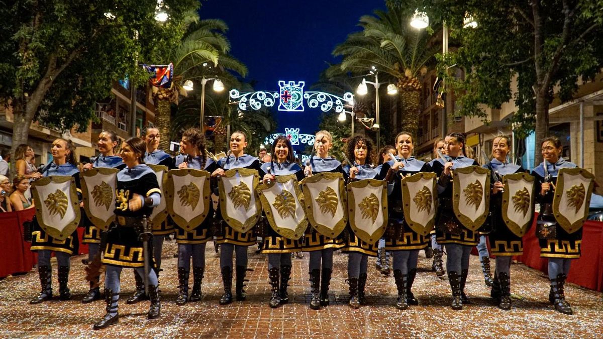 Una escuadra desfilando durante los Moros y Cristianos de Cocentaina de 2022.