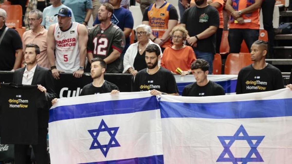 Jugadores del Maccabi con camiseta reivindicativas durante el minuto de silencio previo al partido