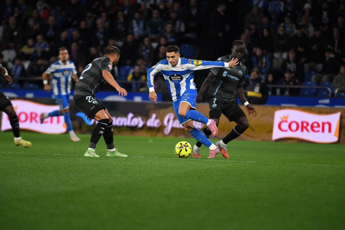 Yeremay encara a Mellot en el duelo contra el Castellón en Riazor.