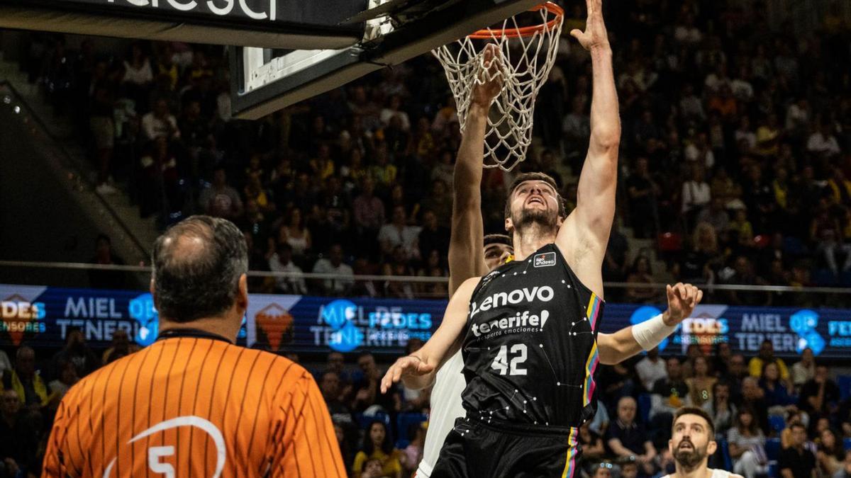 Aaron Dornekamp intenta la canasta ante dos jugadores del Básquet Girona. | | ANDRÉS GUTIÉRREZ