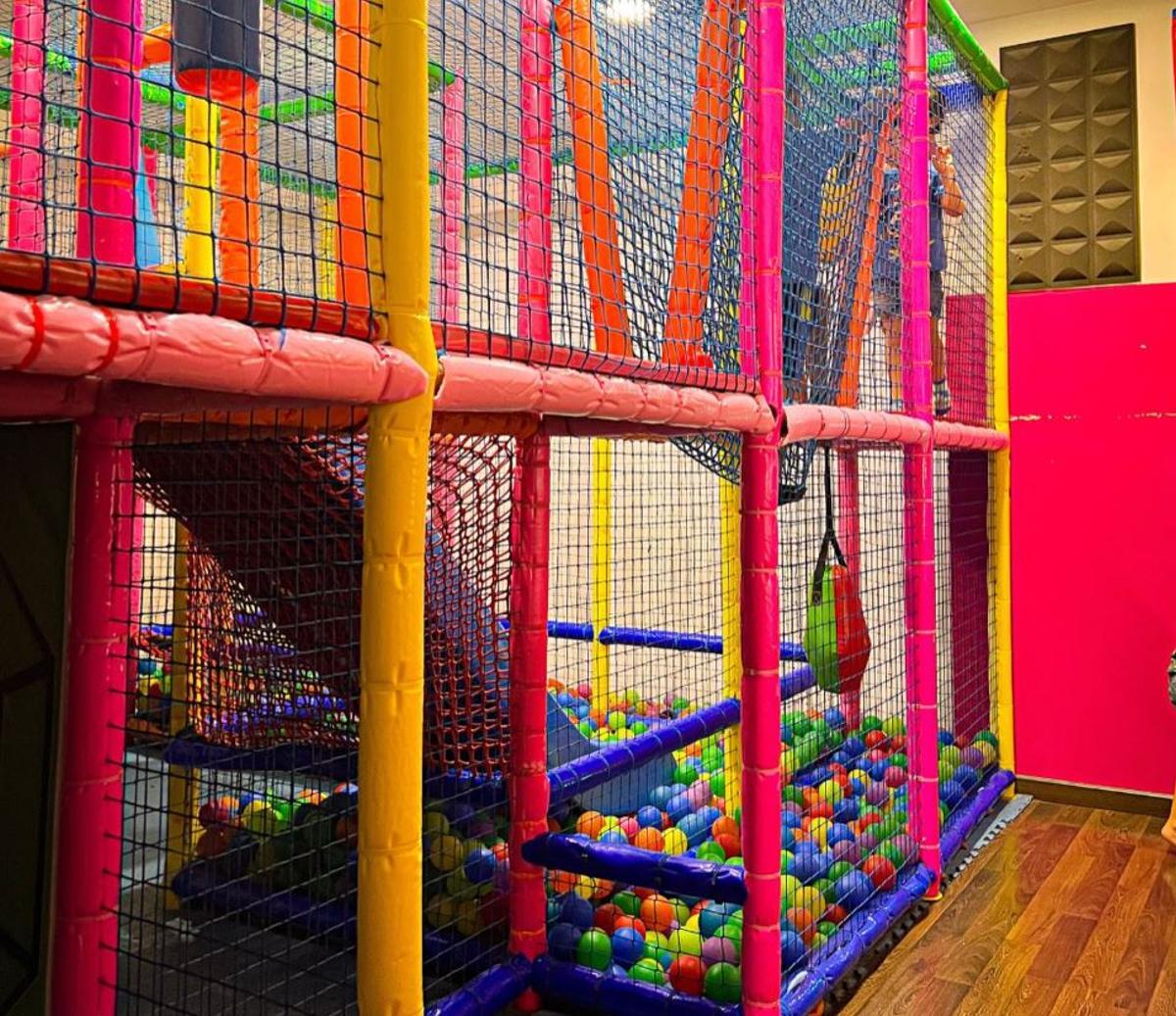 El restaurante de Málaga que salva la Semana Blanca a las familias: con parque de bolas y pintacaras gratis para los niños