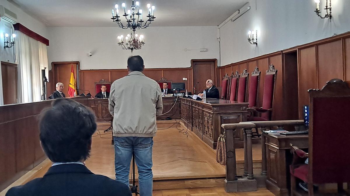 El alcalde de Oliva de la Frontera (de pie) y el exarquitecto municipal, este jueves en la última sesión del juicio en la Audiencia Provincial de Badajoz.