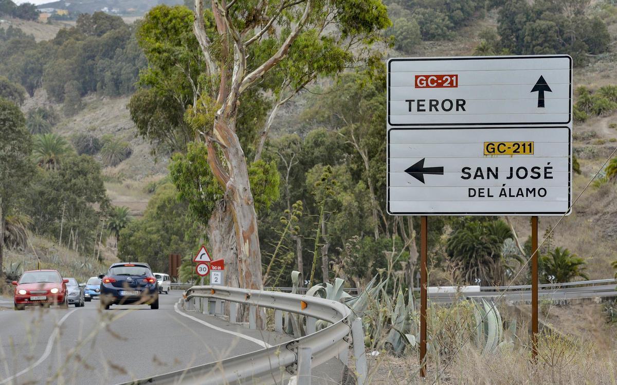 Desvío de la carretera a Teror por San José del Álamo.