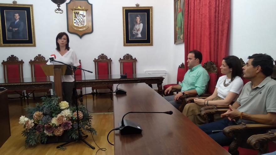 María Luisa Ceballos presenta su carta de renuncia como alcaldesa de Priego