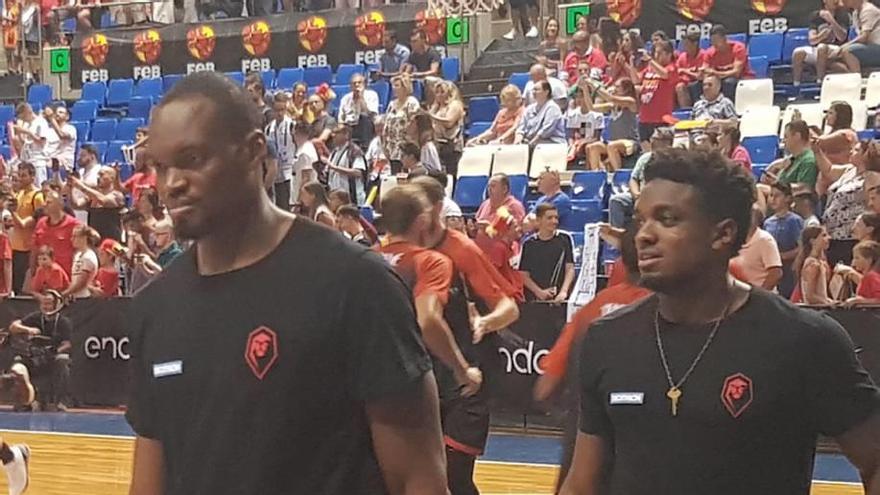 Tumba, ayer con la mano vendada antes del partido ante España.