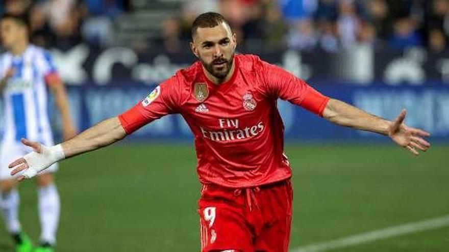 Benzema celebra su gol. // Rodrigo Jiménez