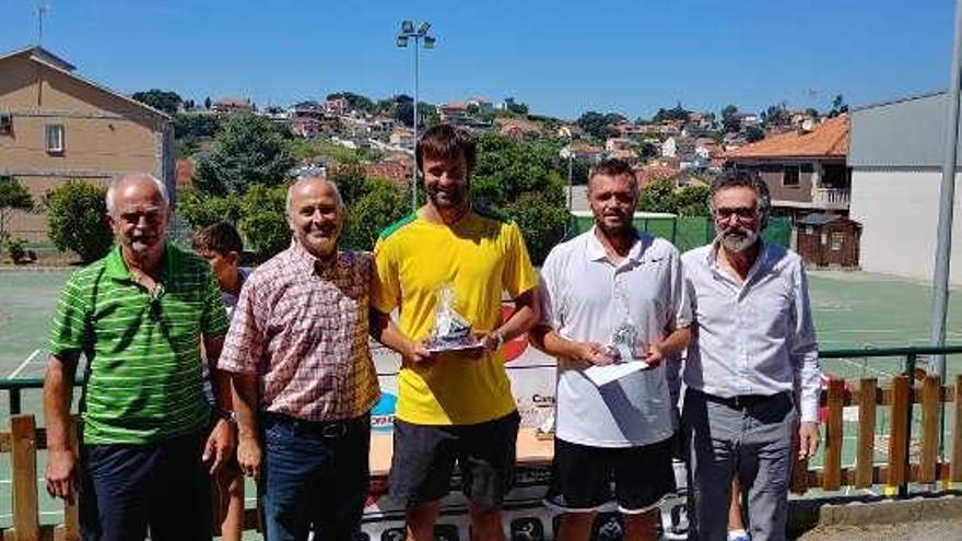 Entrega de trofeos con autoridades locales y de la Federación.