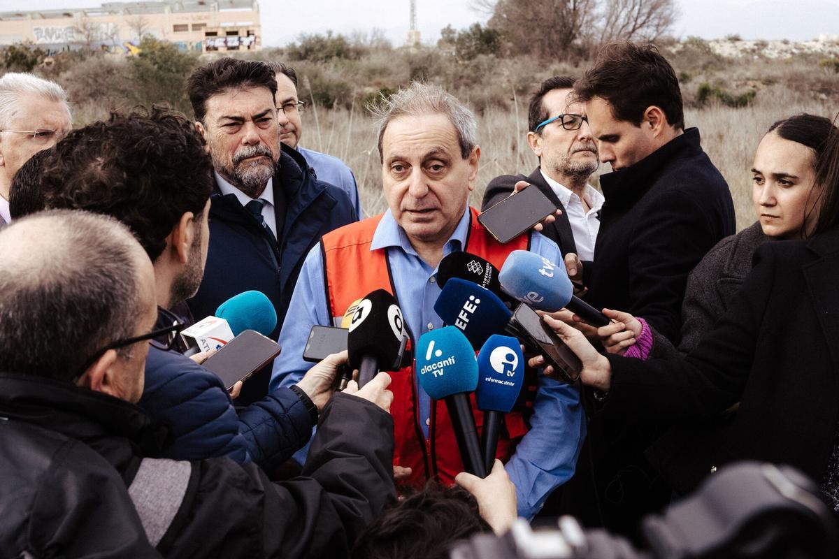 06/03/2025 El director general de Emergencias y Extinción de Incendios de la Generalitat Valenciana, Alberto Javier Martín Moratilla (c), atiende a los medios tras una explosión en una empresa pirotécnica, a 6 de marzo de 2025, en Alicante, Comunidad Valenciana (España). Una persona ha fallecido y otras cuatro han resultado heridas, una de ellas en estado grave, tras una explosión en la fábrica de la empresa pirotécnica Hermanos Sirvent, sobre las 11.20 horas de este jueves. SOCIEDAD Roberto Plaza - Europa Press