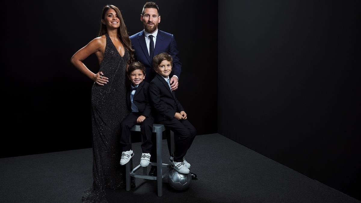 Messi junto a Antonella, su esposa, y Thiago y Mateo, los dos hijos mayores de los tres que tiene.