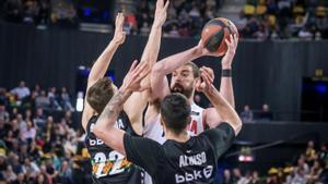 Marc Gasol intenta jugar el balón, rodeado de Rabaseda y Alonso, del Bilbao Basket