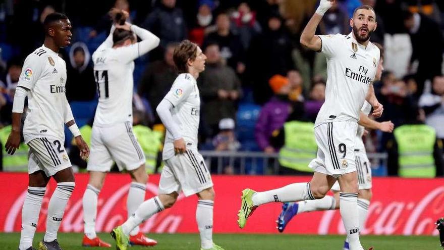 Benzema celebra el primer gol del Real Madrid ante el Alavés. // Juanjo Martín