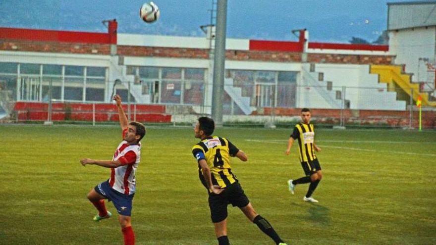 Una acción del partido de ayer en el campo de O Morrazo. // Gonzalo Núñez