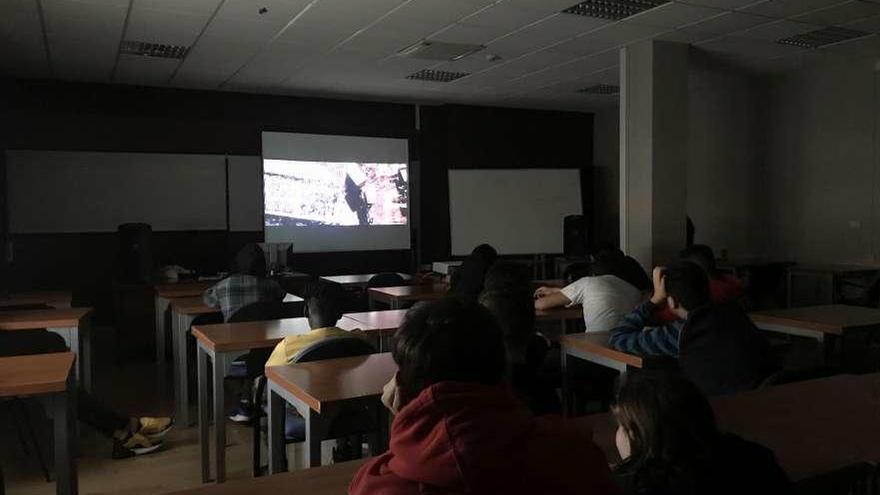 La primera proyección para el alumnado del Centro Príncipe Felipe. // FICBueu